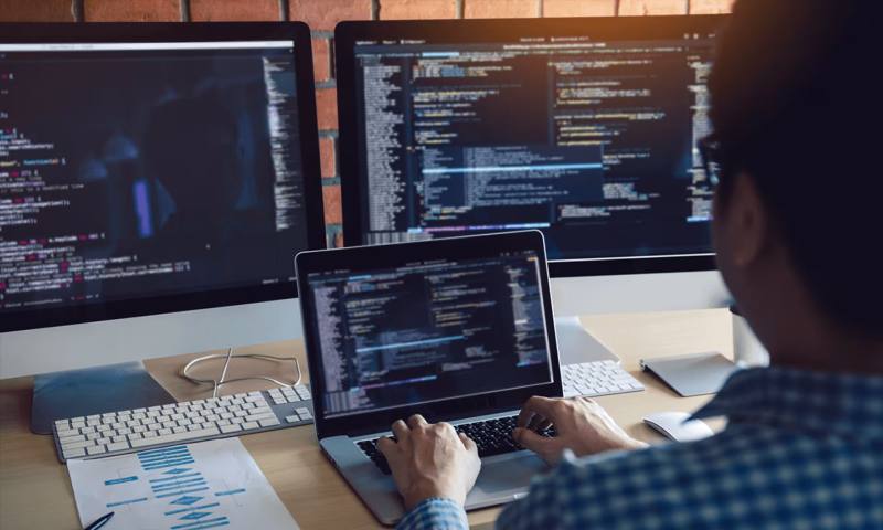 数据科学选型:R与Python如何赋能山城区网站建设?